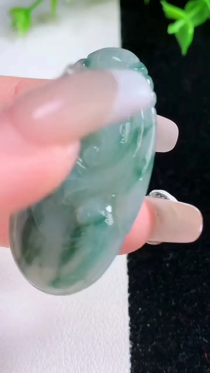 天然A货翡翠飘花如意吊坠，尺寸44.8-25-5.7，重量:12.70g
1月22日