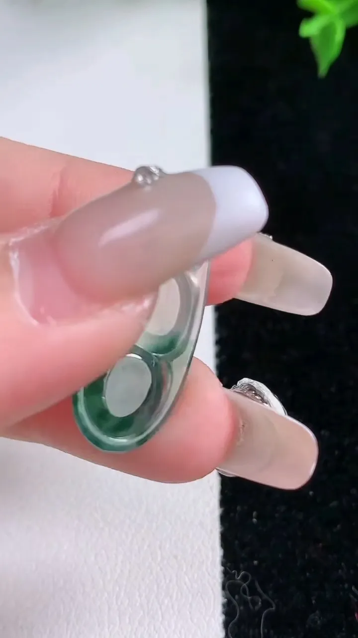 天然A货翡翠冰种飘花福豆吊坠，尺寸29.4-10.7-4.4，重量:2.30g
1月22日