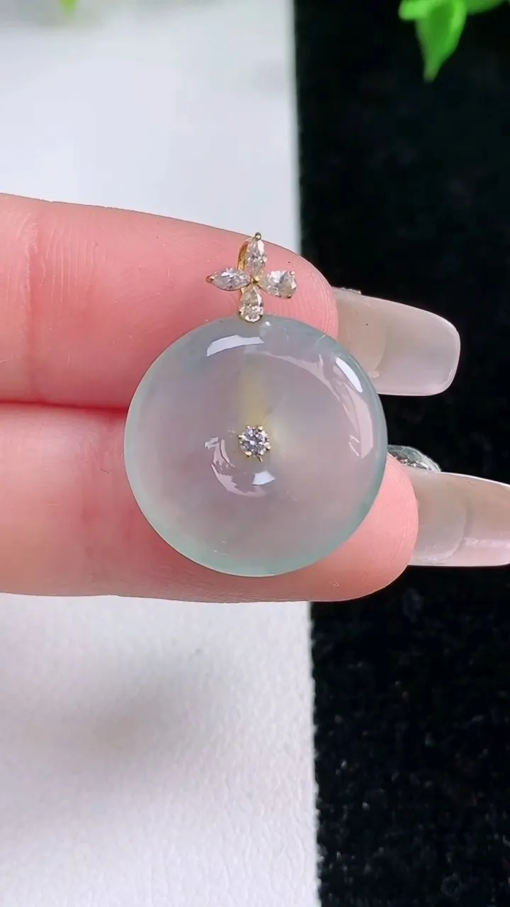 天然A货翡翠种飘花平安扣吊坠，尺寸18.6-3.4，重量:3.94g
1月22日