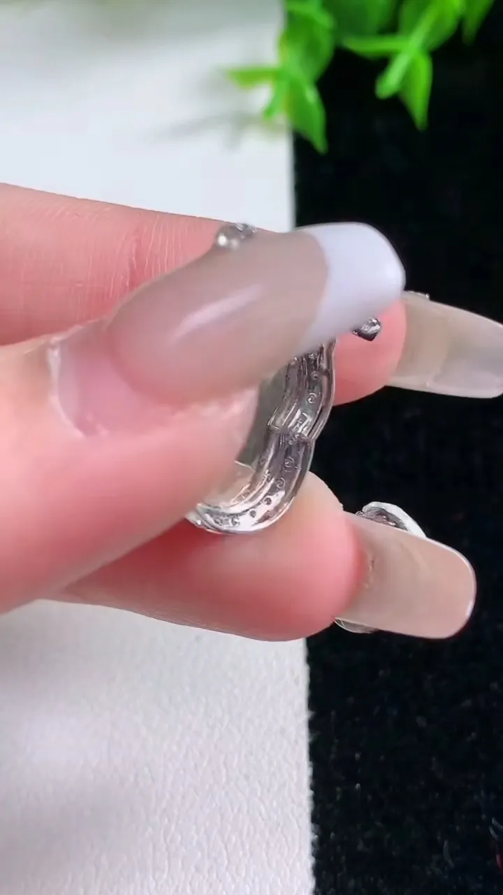 天然A货翡翠18K金紫罗兰葫芦吊坠，尺寸23.5-12.3-7，裸石14.8-9.5重量:29.00g
1月22日