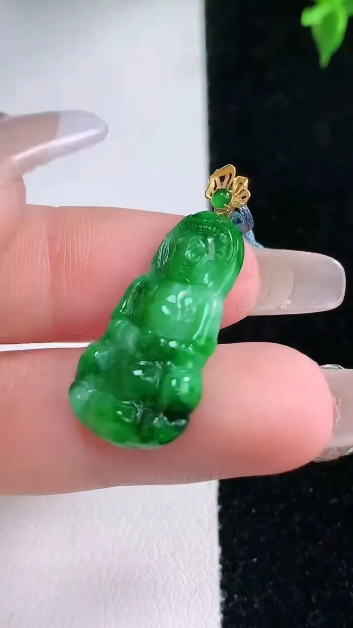 天然A货翡翠观音菩萨吊坠，尺寸25.7-13-3.7，重量:2.46g
1月22日
