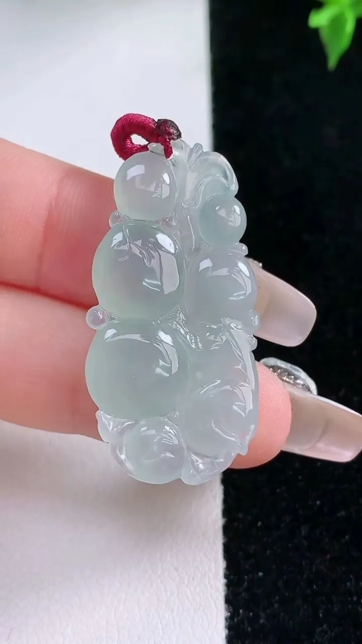 天然A货翡翠福豆吊坠，尺寸35-17.8-4.6，重量:5.13g
1月22日