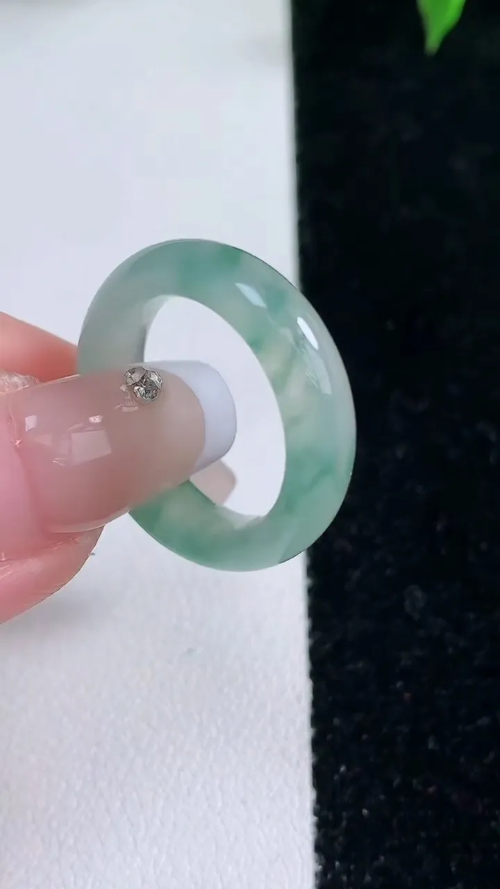 天然A货翡翠冰种飘花指环戒指，尺寸17-5.7-3.7，重量:3.85g2026年1月22日
工厂直销收藏佳品,种好水足，色泽均匀，有种有色，上手高大气！