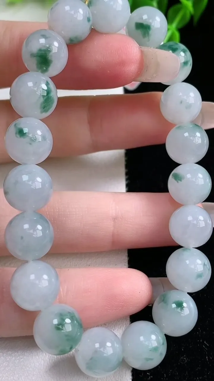 天然A货翡翠飘花圆珠手串，尺寸10-19颗，重量:32.72g1月22日
工厂直销收藏佳品,种好水足，色泽均匀，有种有色，上手高大气！