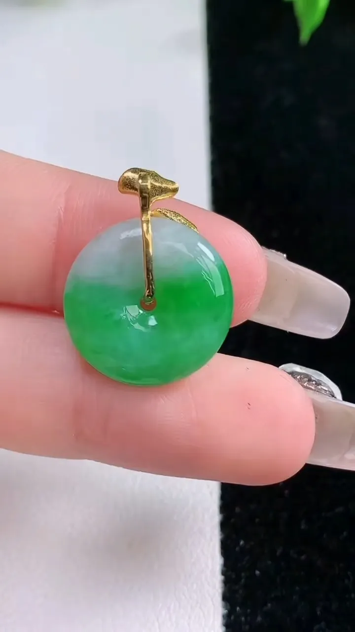 天然A货翡翠平安扣吊坠，尺寸17-4.3，重量:2.80g
1月22日