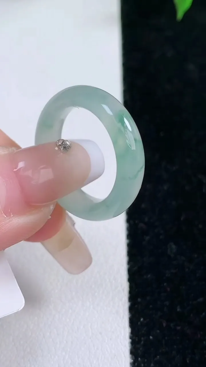 天然A货翡翠冰种飘花指环戒指，尺寸17-5.3-3.3，重量:3.97g2026年1月22日
工厂直