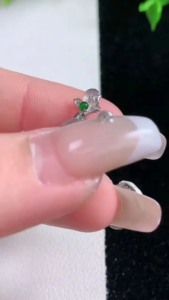 天然A货翡翠种飘花葫芦吊坠，尺寸15.6-12.7-4.8，重量:1.71g
1月22日