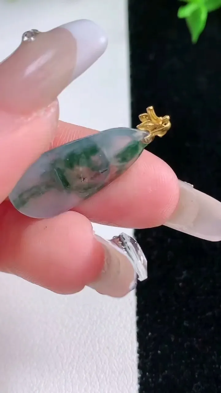 天然A货翡翠种飘花福豆吊坠，尺寸24-12-4，重量:1.96g
1月22日