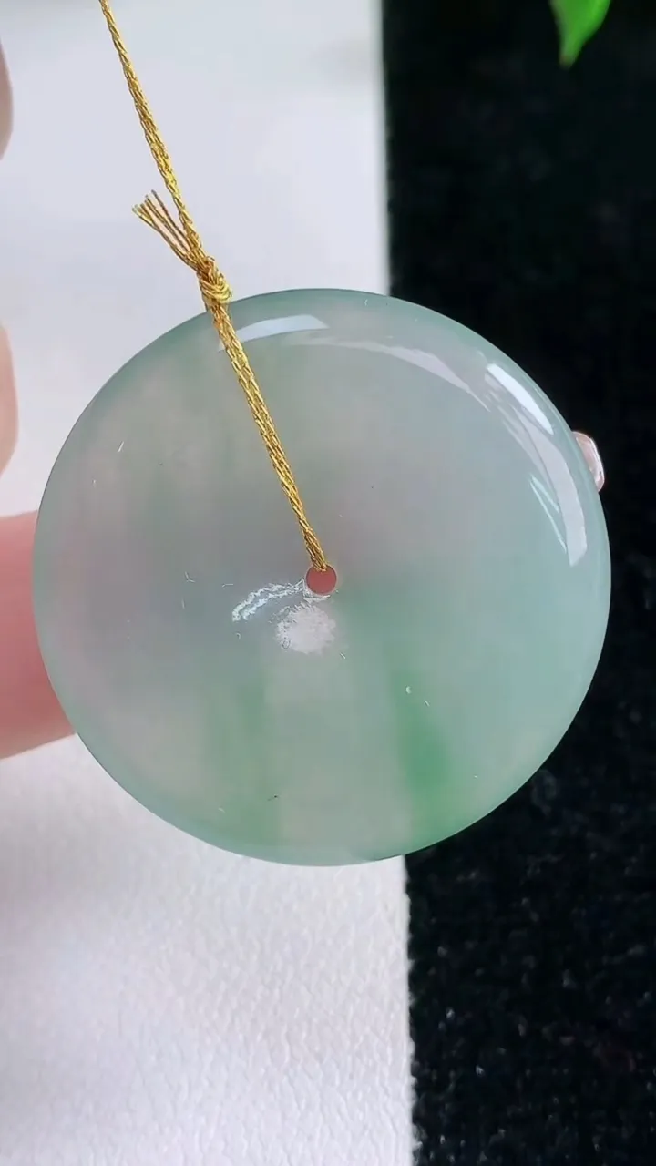 天然A货翡翠平安扣吊坠，尺寸31.7-5，重量:11.55g
1月22日