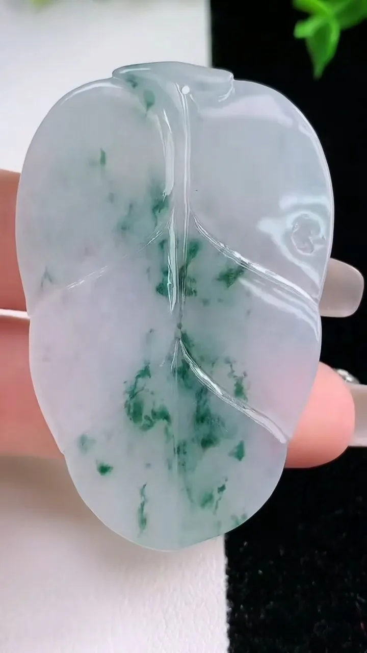 天然A货翡翠飘花金枝玉叶 叶子吊坠，尺寸53-34.6-4，重量:15.36g
1月22日