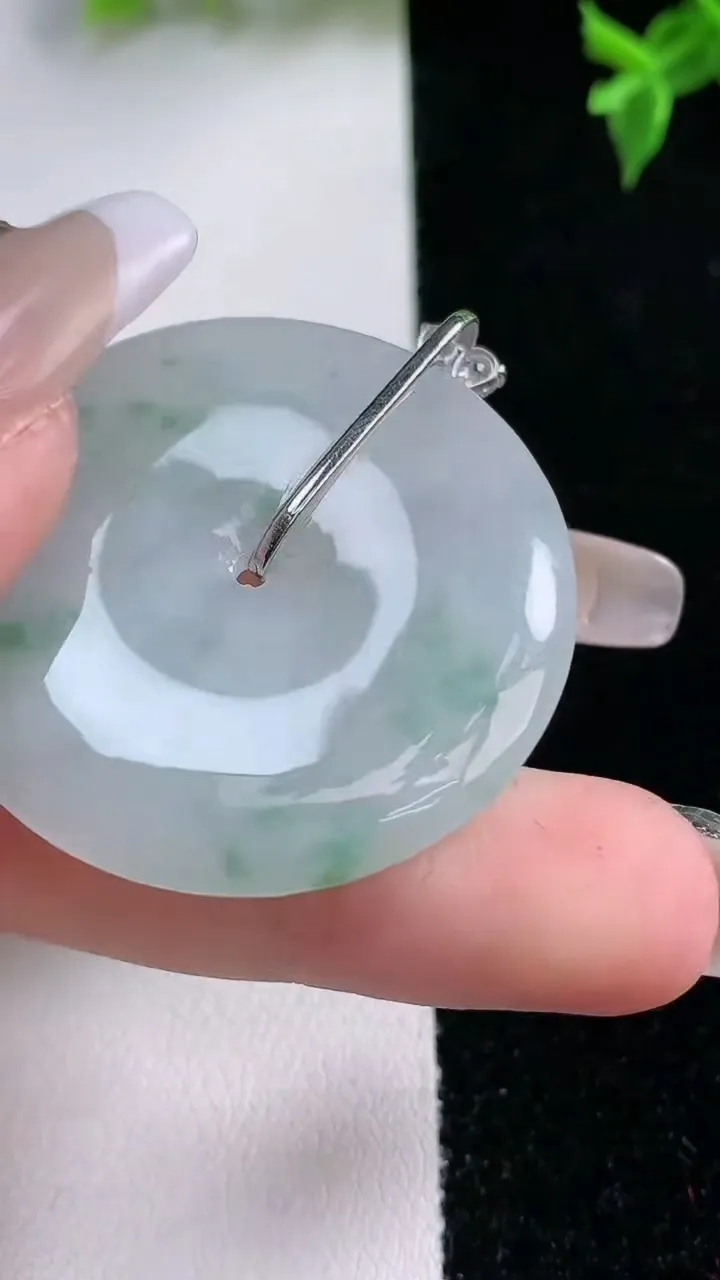 天然A货翡翠18K金飘花平安扣吊坠，尺寸37.8-5，重量:16.81g
1月22日