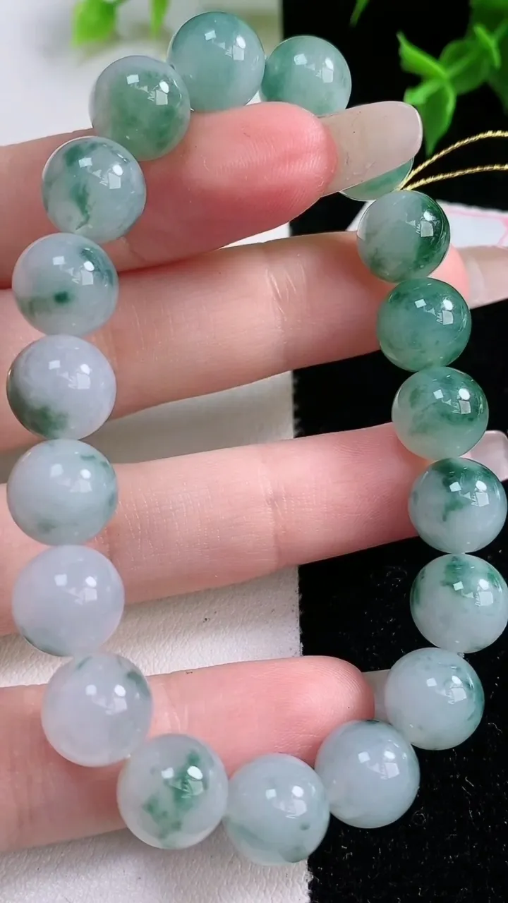 天然A货翡翠飘花圆珠手串，尺寸10-19颗，重量:32.58g1月22日
工厂直销收藏佳品,种好水足，色泽均匀，有种有色，上手高大气！