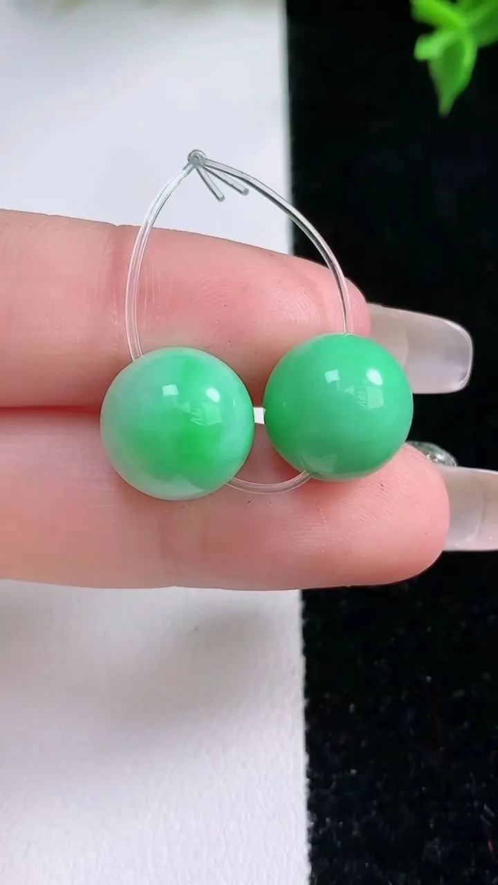 天然A货翡翠圆珠吊坠一对，尺寸12，重量:6.53g
1月22日