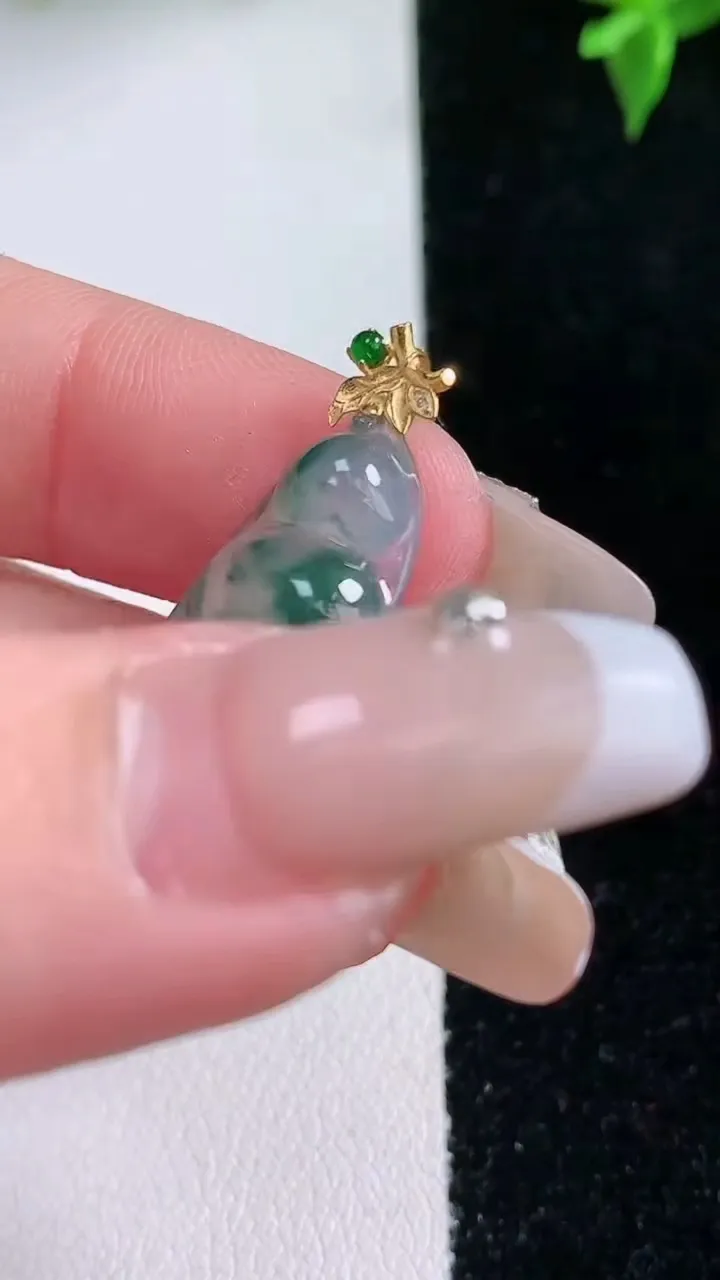 天然A货翡翠种飘花福豆吊坠，尺寸24-12-4，重量:1.96g
1月22日