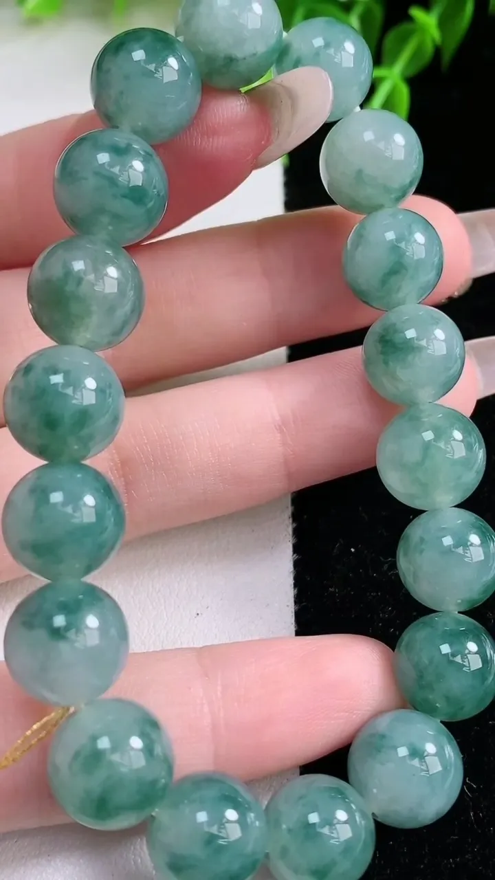 天然A货翡翠飘花圆珠手串，尺寸10.7-18颗，重量:37.74g1月22日
工厂直销收藏佳品,种好水足，色泽均匀，有种有色，上手高大气！