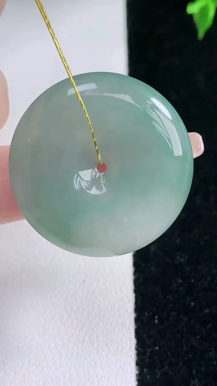 天然A货翡翠平安扣吊坠，尺寸30.6-5.4，重量:13.11g
1月22日