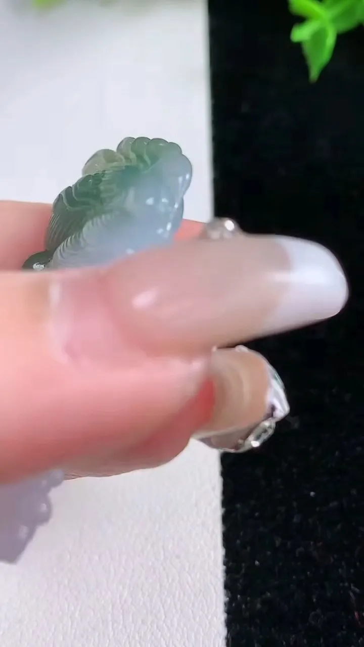 天然A货翡翠观音头吊坠，尺寸42.7-28-7，重量:15.13g
1月22日