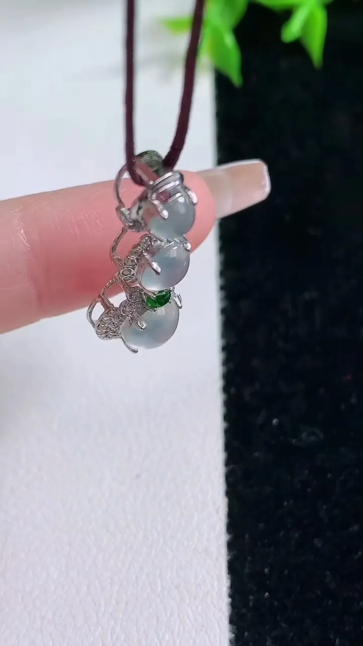 天然A货翡翠种白冰蛋面吊坠，尺寸26-10.2-6.8，裸石6.5重量:1.97g
1月22日