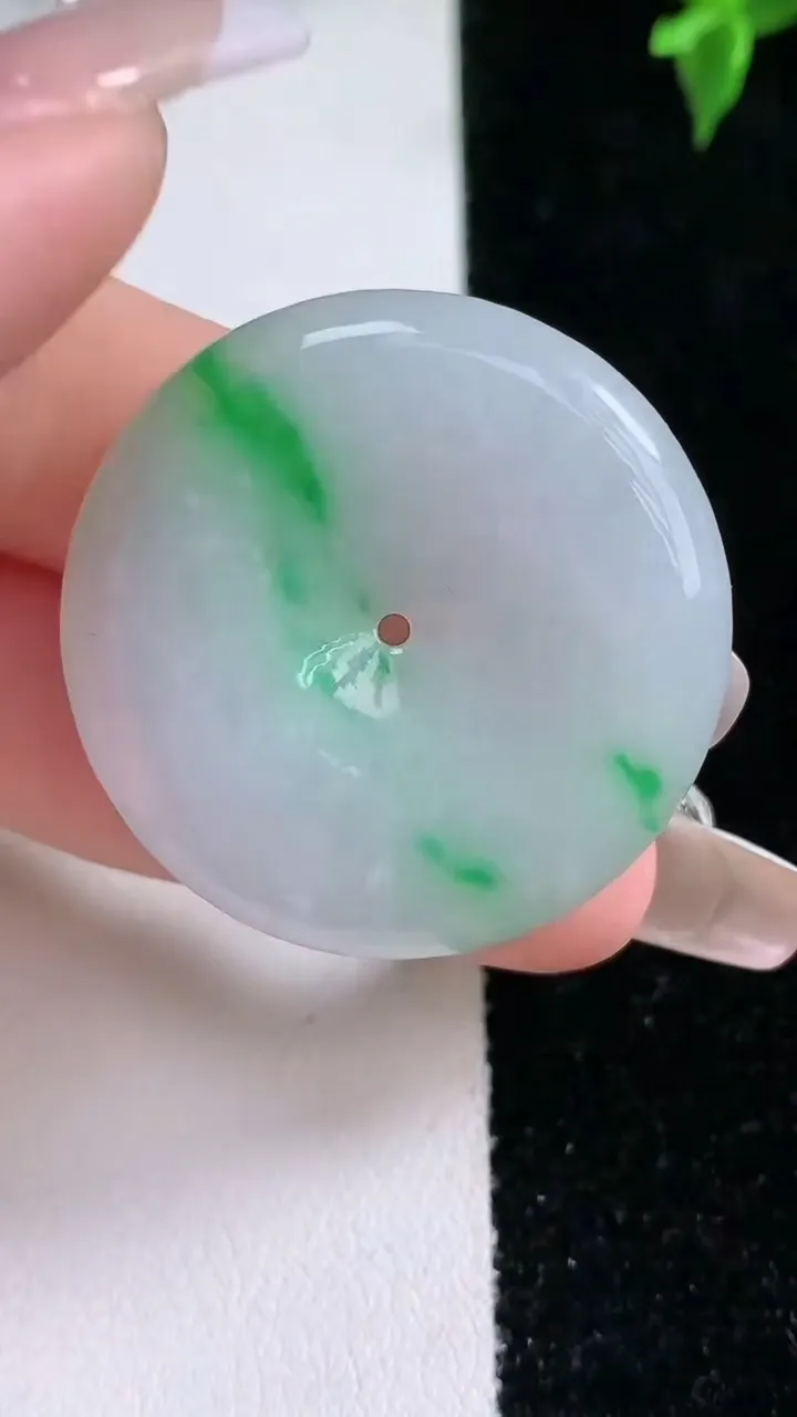 天然A货翡翠平安扣吊坠，尺寸34-5.6，重量:14.16g
1月22日