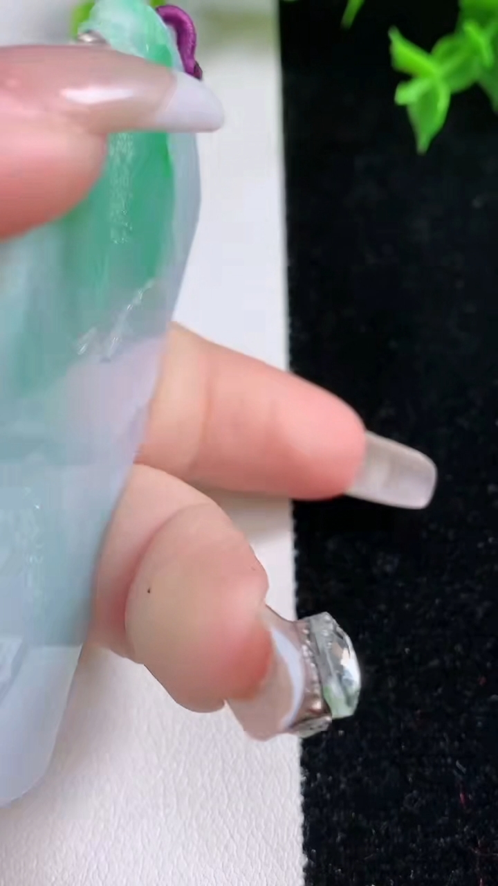 天然A货翡翠山水牌吊坠，尺寸73.6-47.5-5，重量:40.24g
1月22日