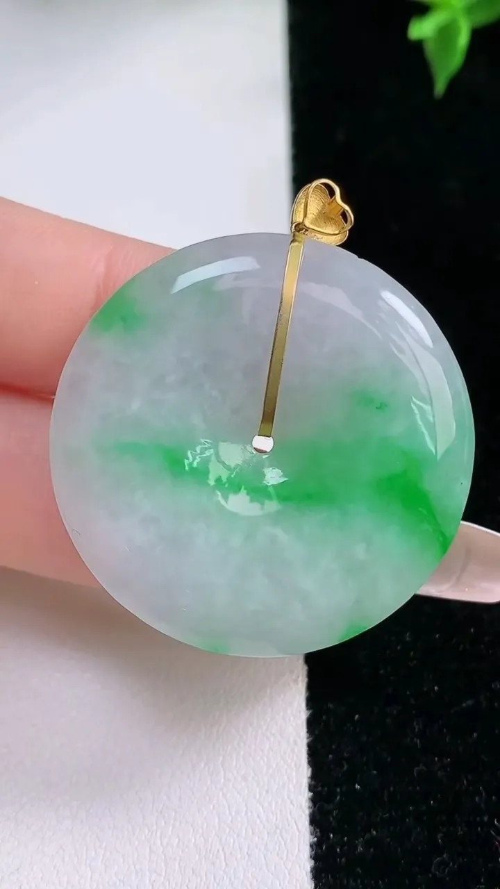 天然A货翡翠平安扣吊坠，尺寸35.2-5，重量:14.33g
1月22日