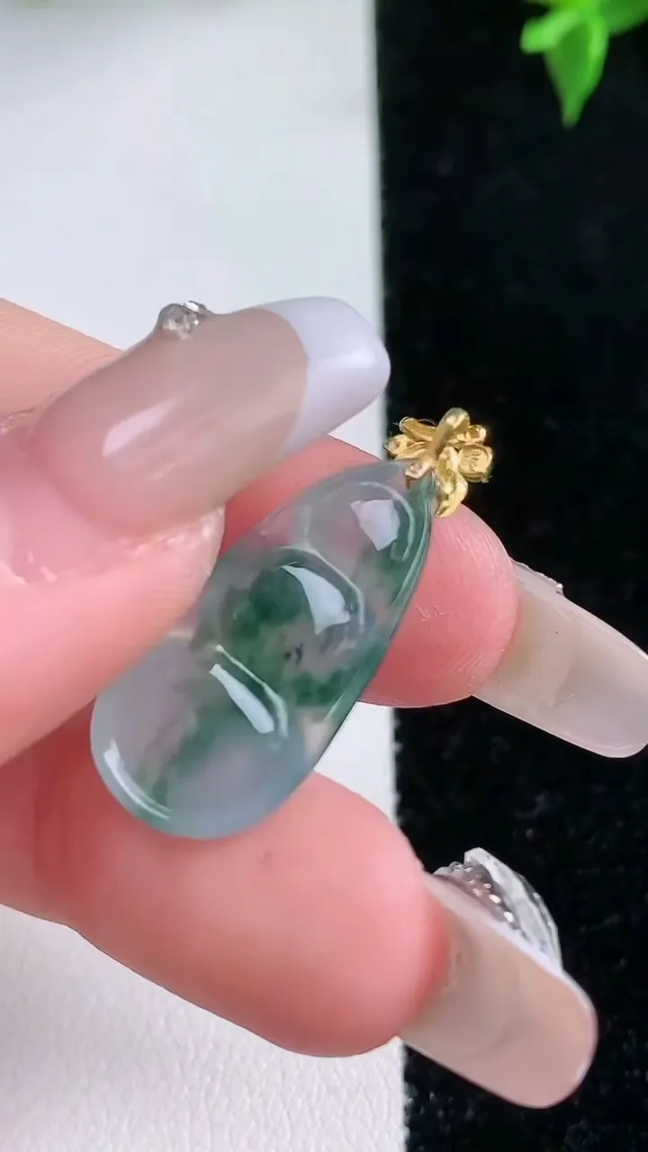 天然A货翡翠种飘花福豆吊坠，尺寸24-12-4，重量:1.96g
1月22日