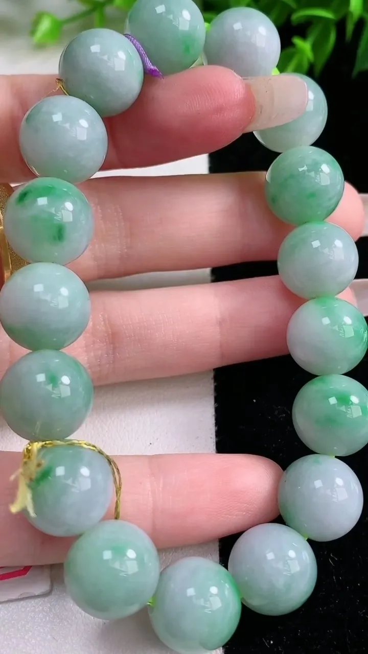天然A货翡翠圆珠手串，尺寸12.2-17颗，重量:53.96g1月22日
工厂直销收藏佳品,种好水足，色泽均匀，有种有色，上手高大气！