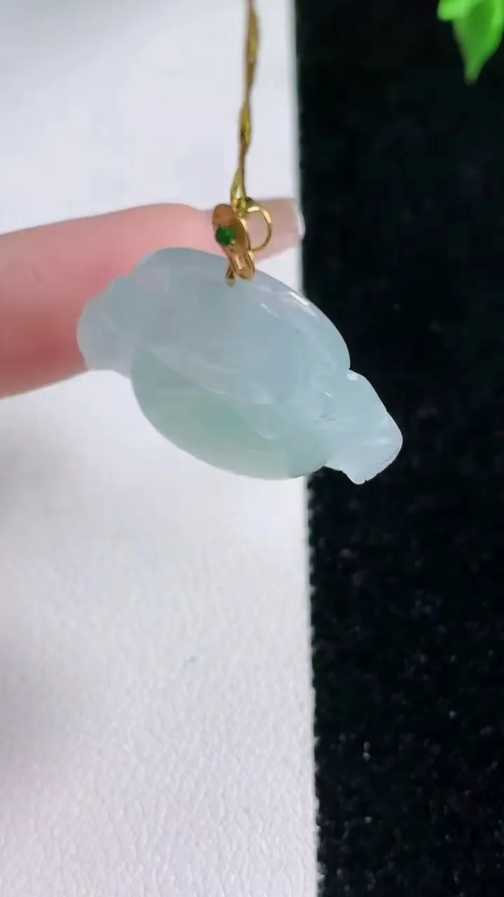 天然A货翡翠佛公吊坠，尺寸23.6-26.6-5.7，重量:5.46g
1月22日