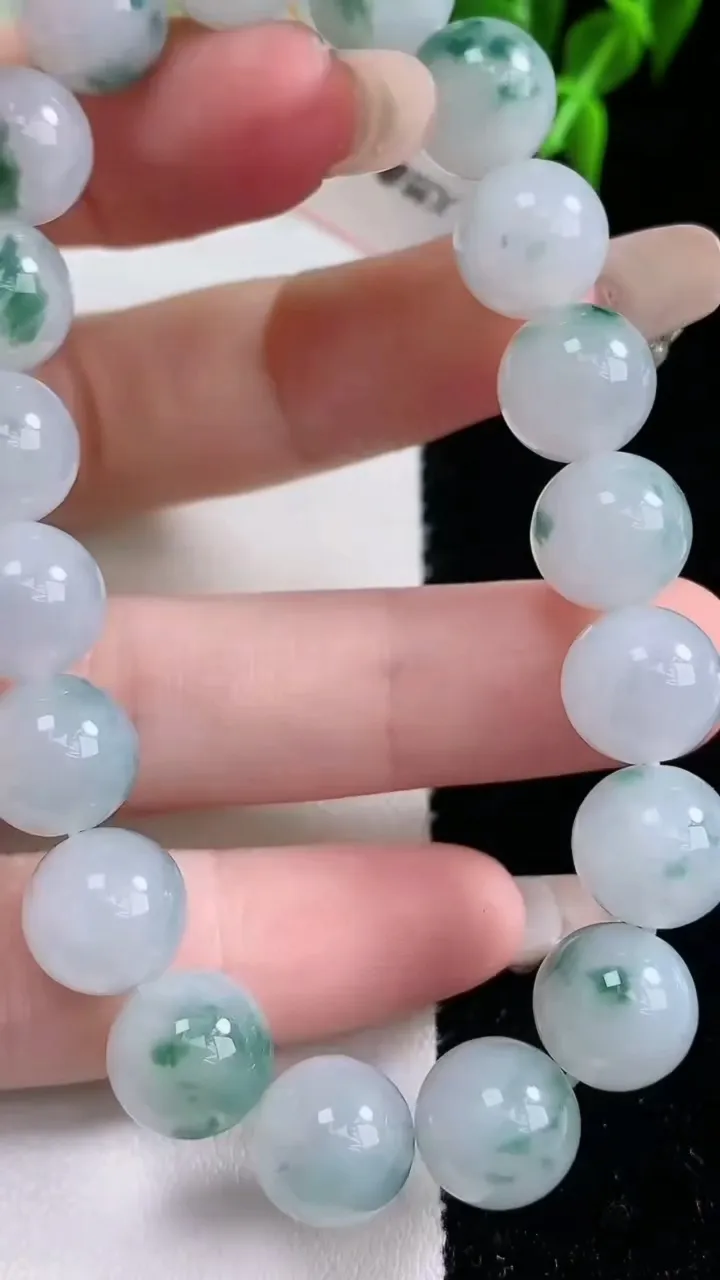 天然A货翡翠飘花圆珠手串，尺寸10-19颗，重量:32.72g1月22日
工厂直销收藏佳品,种好水足，色泽均匀，有种有色，上手高大气！