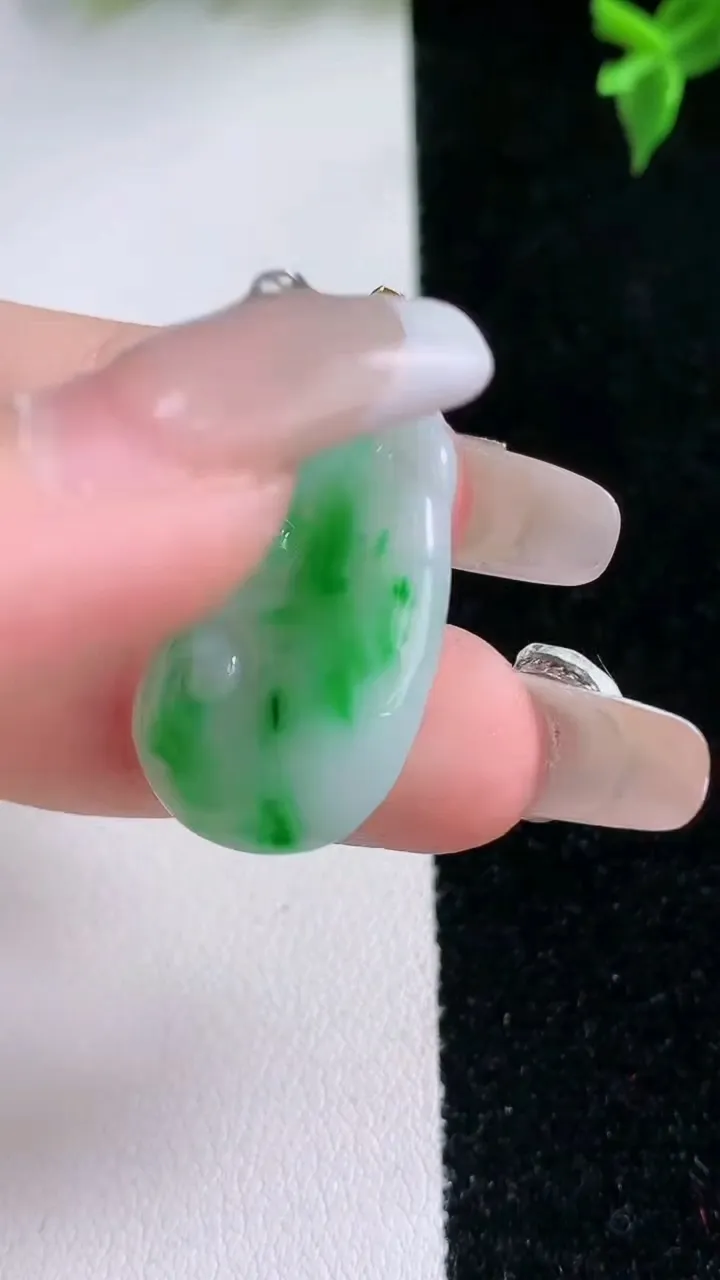 天然A货翡翠如意吊坠，尺寸26.7-17-3.5，重量:3.47g
1月22日