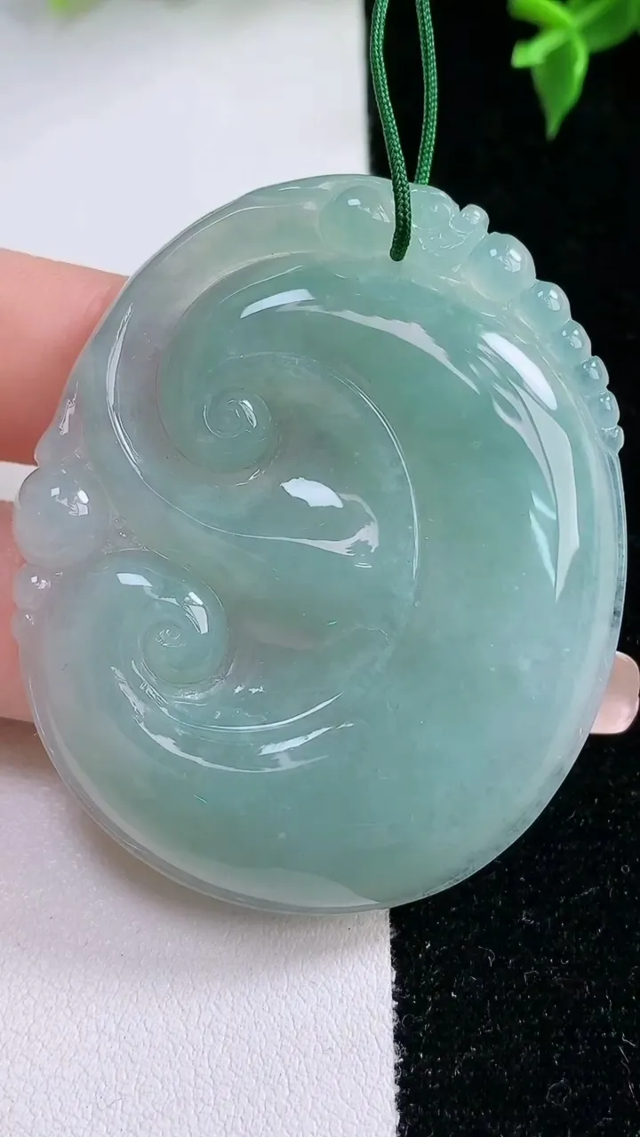 天然A货翡翠如意吊坠，尺寸53.7-44.8-5.5，重量:25.40g
1月22日