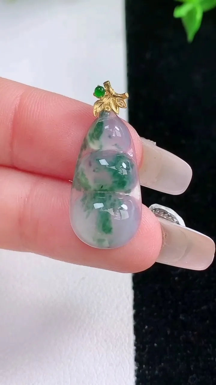 天然A货翡翠种飘花福豆吊坠，尺寸24-12-4，重量:1.96g
1月22日
