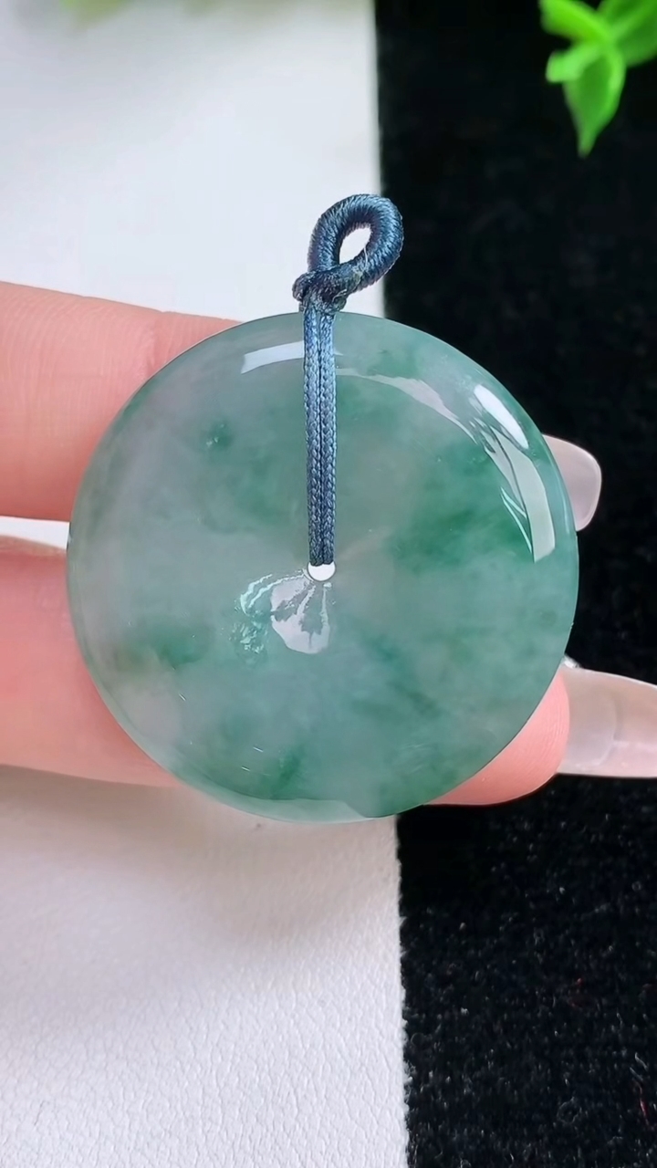 天然A货翡翠飘花平安扣吊坠，尺寸33.4-5.9，重量:13.89g
1月22日