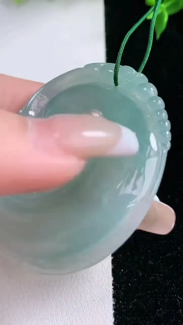 天然A货翡翠如意吊坠，尺寸53.7-44.8-5.5，重量:25.40g
1月22日