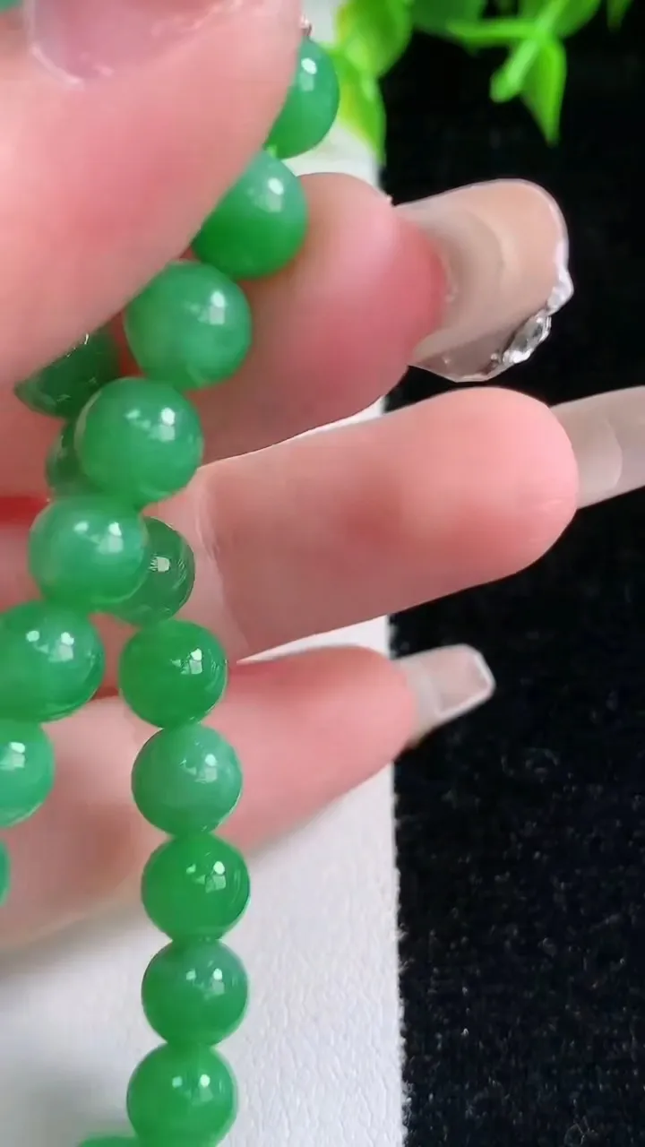 天然A货翡翠圆珠手串，尺寸6.6-26颗，重量:14.33g1月22日
工厂直销收藏佳品,种好水足，色泽均匀，有种有色，上手高大气！