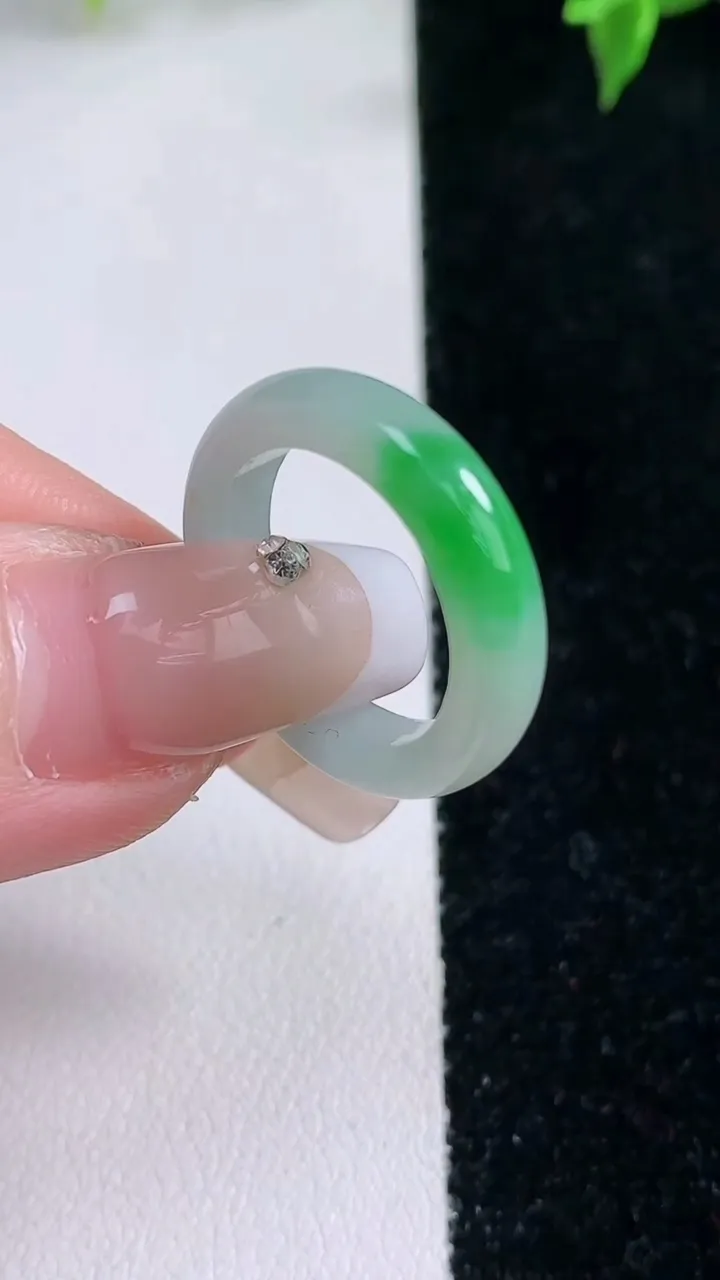 天然A货翡翠指环戒指，尺寸16.3-4.5-3.2，重量:2.95g2026年1月22日
工厂直销收