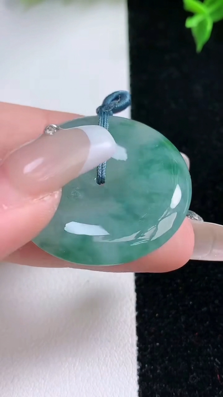 天然A货翡翠飘花平安扣吊坠，尺寸33.4-5.9，重量:13.89g
1月22日