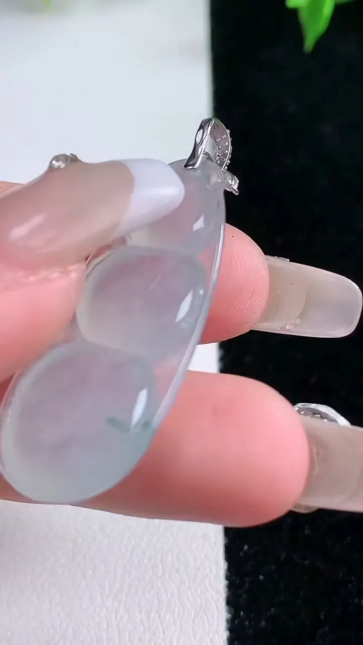 天然A货翡翠种飘花福豆吊坠，尺寸36-15.4-5.8，重量:5.68g
1月22日