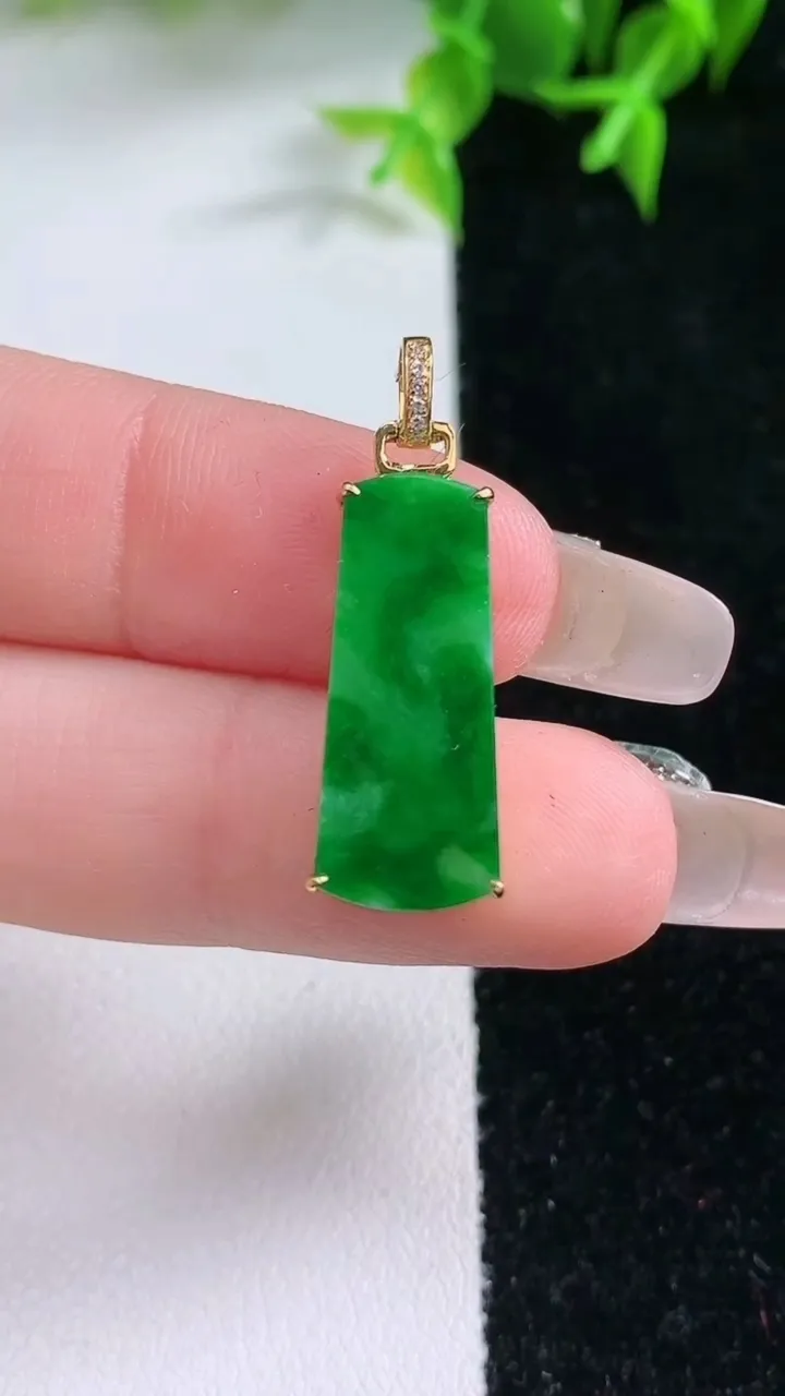 天然A货翡翠无事牌吊坠，尺寸21.8-8.7-3.8，重量:1.77g
1月22日