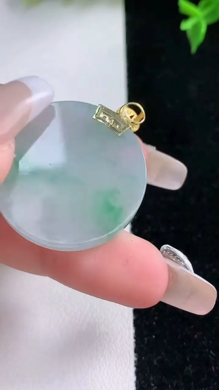 天然A货翡翠种飘花无事牌吊坠，尺寸29.2-4.3，重量:10.42g
1月22日