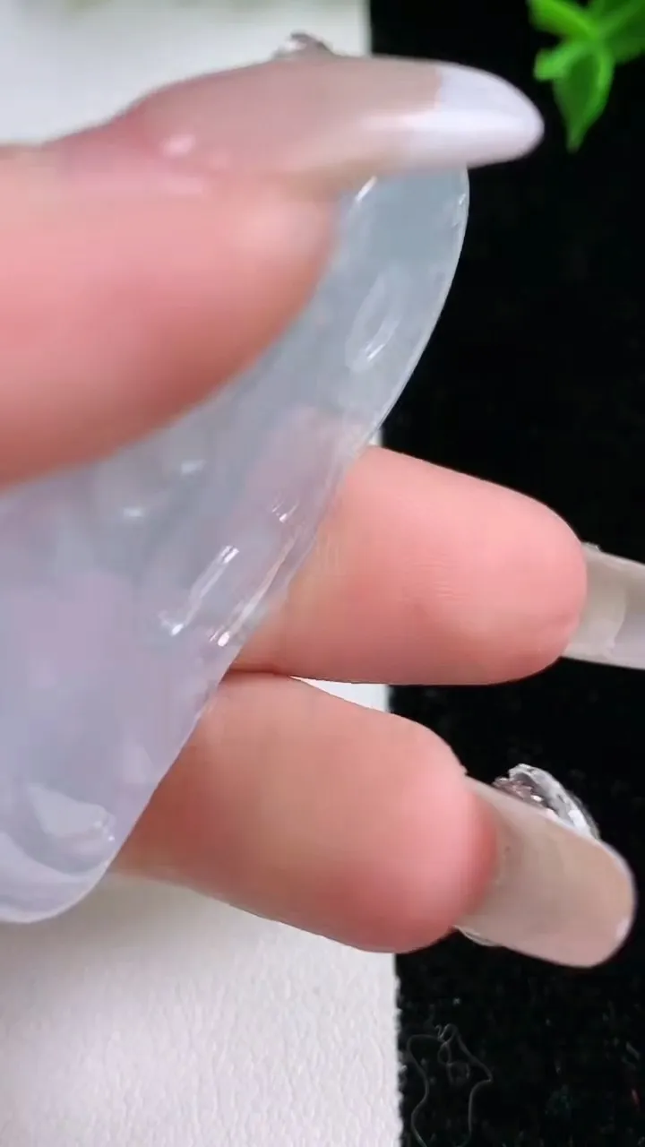 天然A货翡翠度母观音吊坠，尺寸49.3-31-5.5，重量:14.58g
1月22日