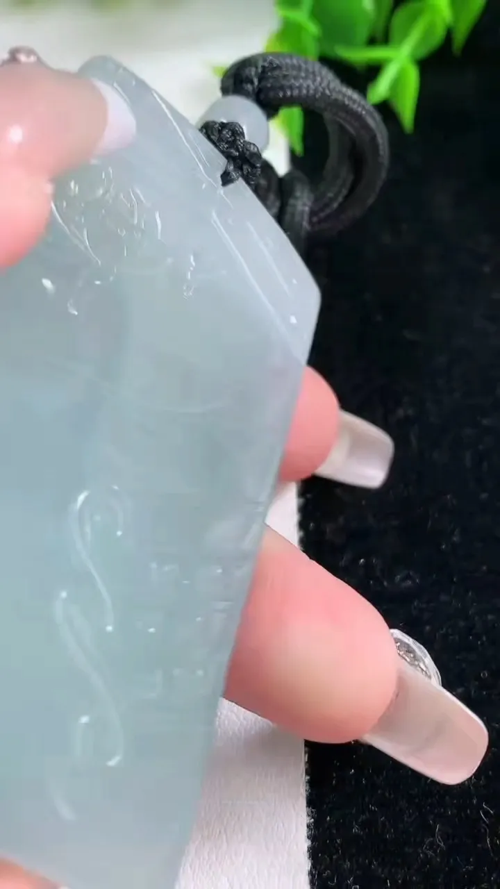 天然A货翡翠观音菩萨吊坠，尺寸66-42-5.7，重量:43.73g
1月22日