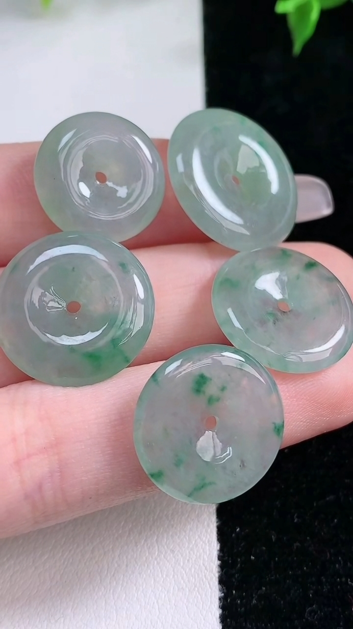 天然A货翡翠冰种飘花平安扣吊坠一手，尺寸20-3.6，重量:14.10g
1月22日