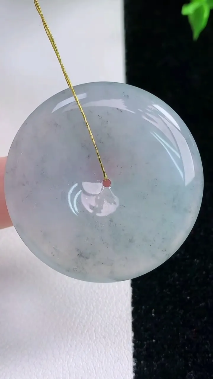 天然A货翡翠飘花平安扣吊坠，尺寸36.3-5.6，重量:16.01g
1月22日