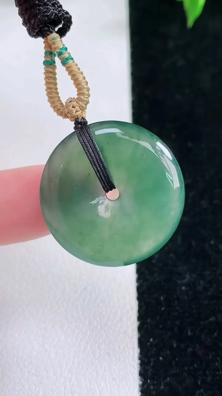 天然A货翡翠平安扣吊坠，尺寸23.4-4，重量:6.78g
1月22日