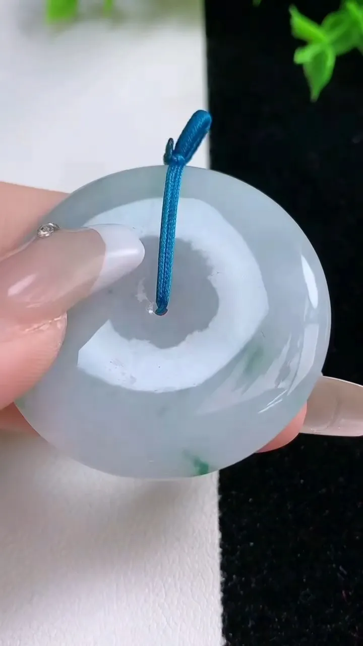 天然A货翡翠飘花平安扣吊坠，尺寸40.5-5.8，重量:21.27g
1月22日