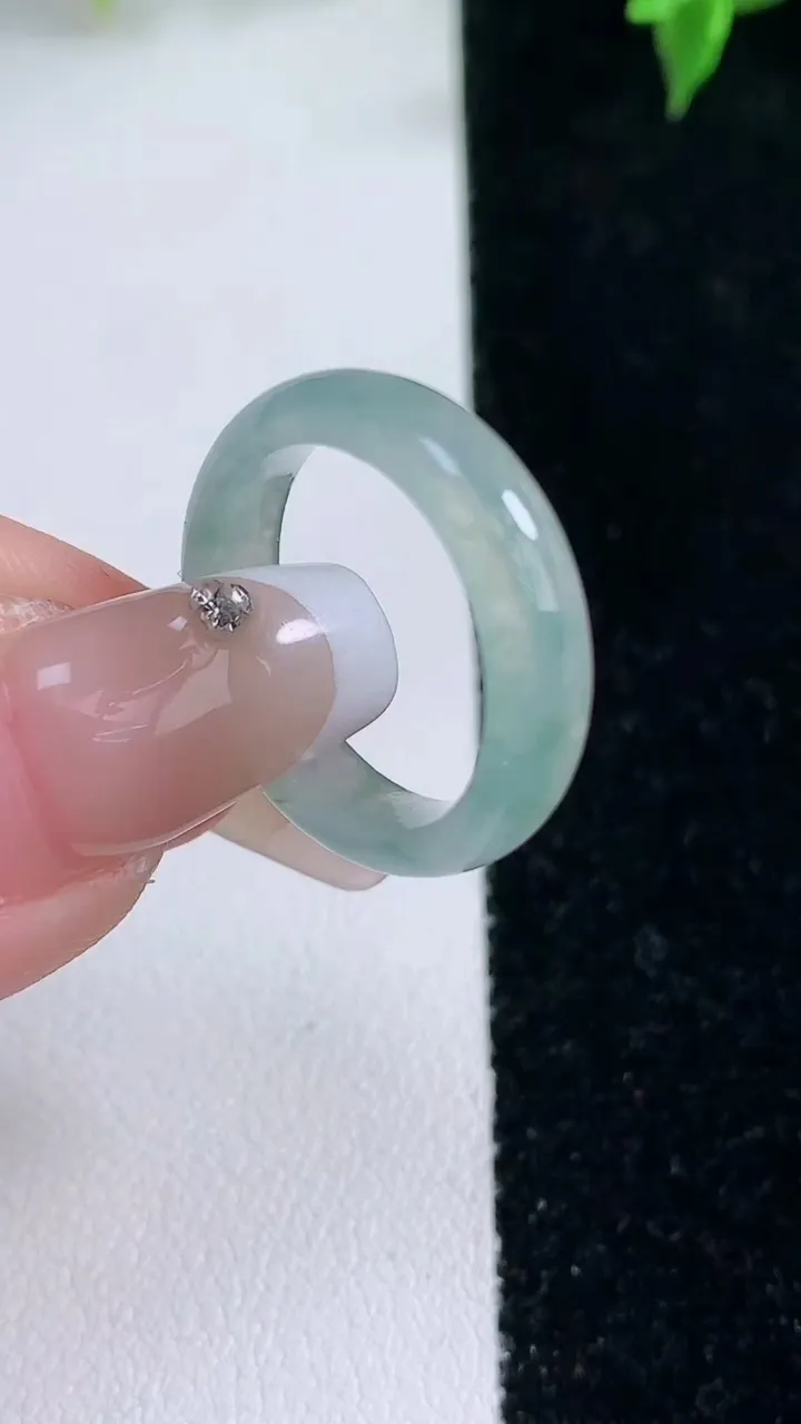 天然A货翡翠冰种飘花指环戒指，尺寸17-5-3，重量:2.85g2026年1月22日
工厂直销收藏佳