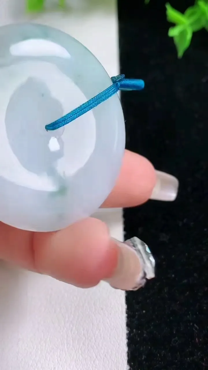 天然A货翡翠飘花平安扣吊坠，尺寸40.5-5.8，重量:21.27g
1月22日