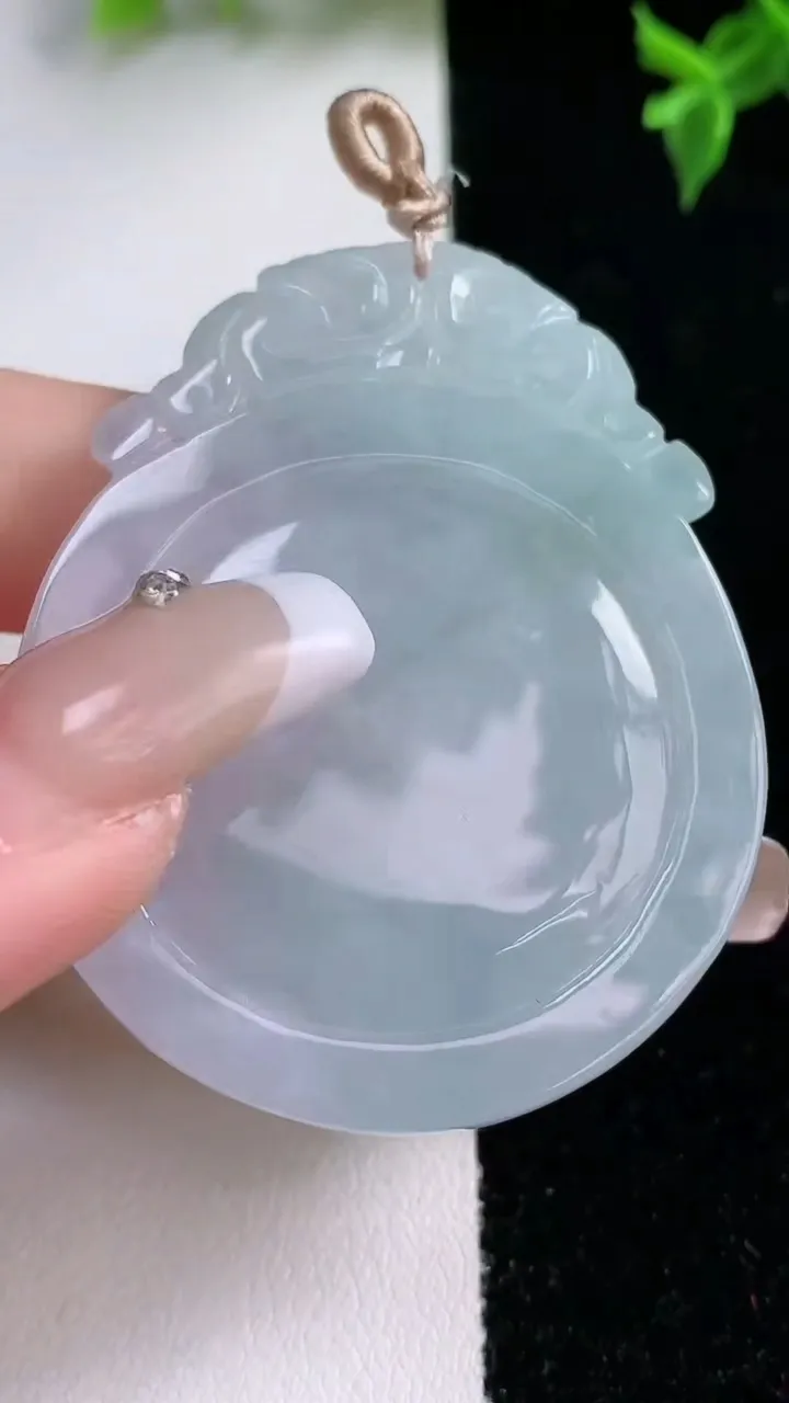 天然A货翡翠生肖鼠吊坠，尺寸52.2-42-6.2，重量:24.14g
1月22日