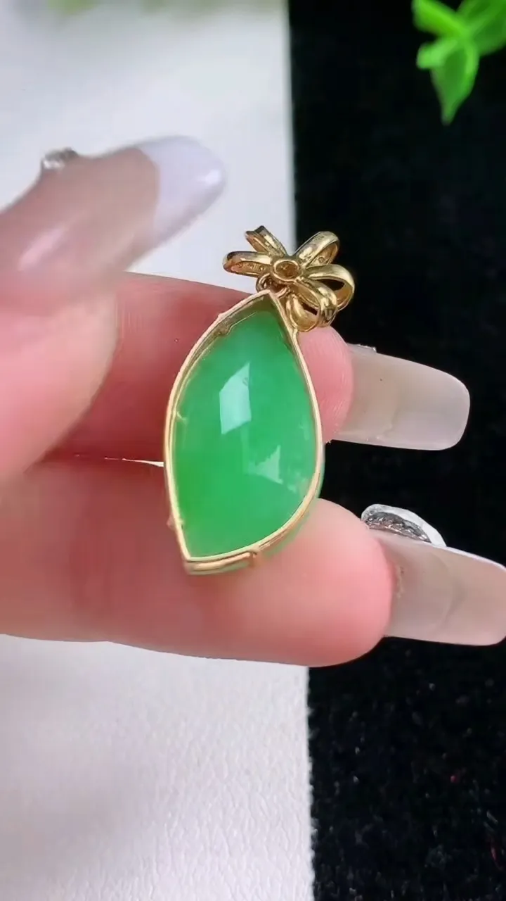 天然A货翡翠随形吊坠，尺寸21-12-7.5，重量:3.80g
1月22日